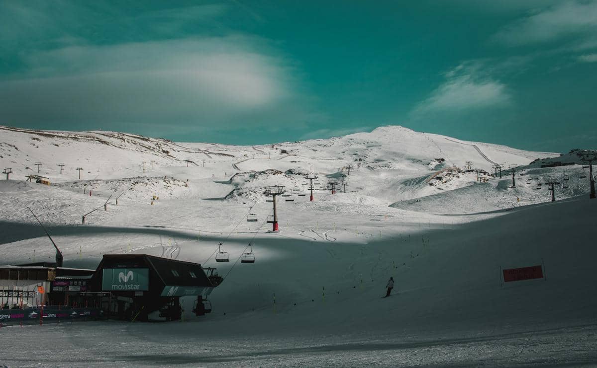 ilustrasi resor ski Sierra Nevada