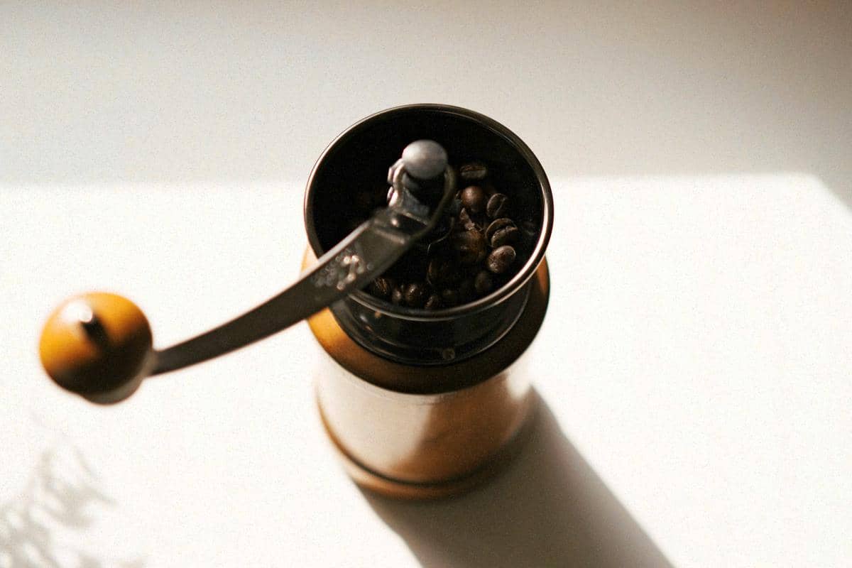 ilustrasi grinder kopi manual