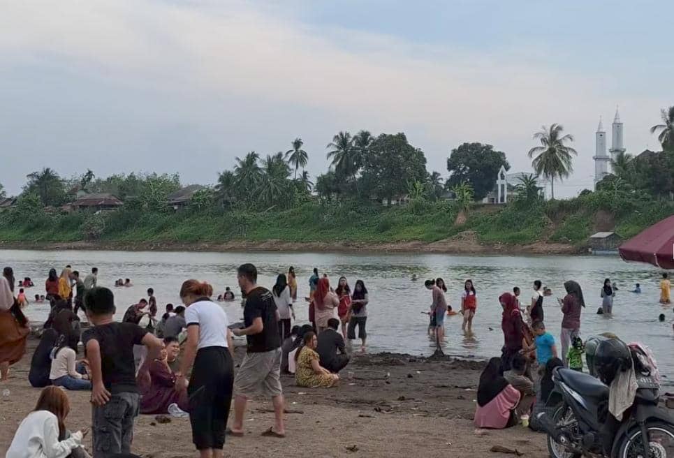 Tradisi Unik Mandi Bongen, Warga Muba Ramai ke Sungai Musi saat Surut