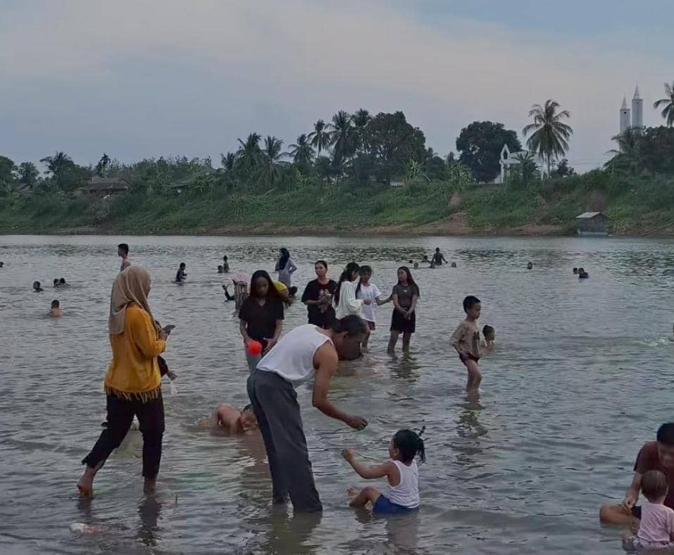 Masyarakat di Sekayu dan sekitarnya saat menikmati mandi bongen.
