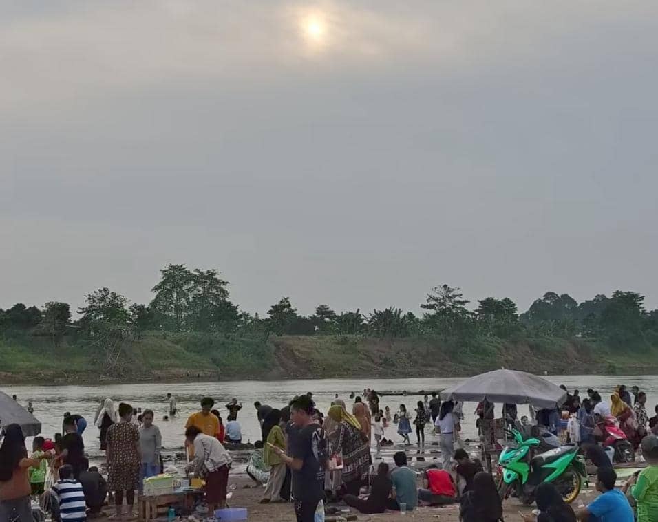 Masyarakat di Sekayu dan sekitarnya saat menikmati mandi bongen.