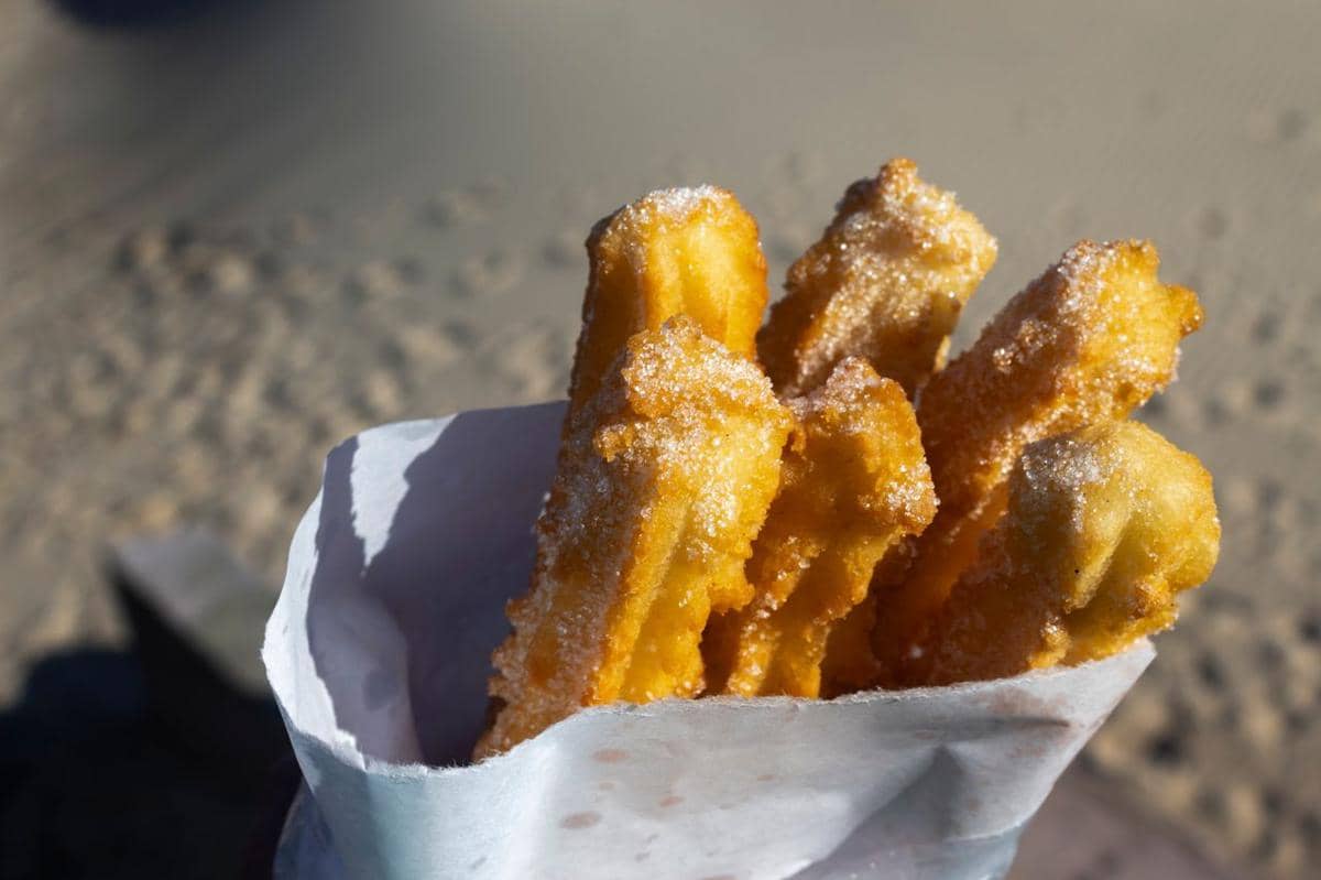 https://www.pexels.com/id-id/foto/churros-segar-berlapis-gula-di-hari-pantai-37460034/