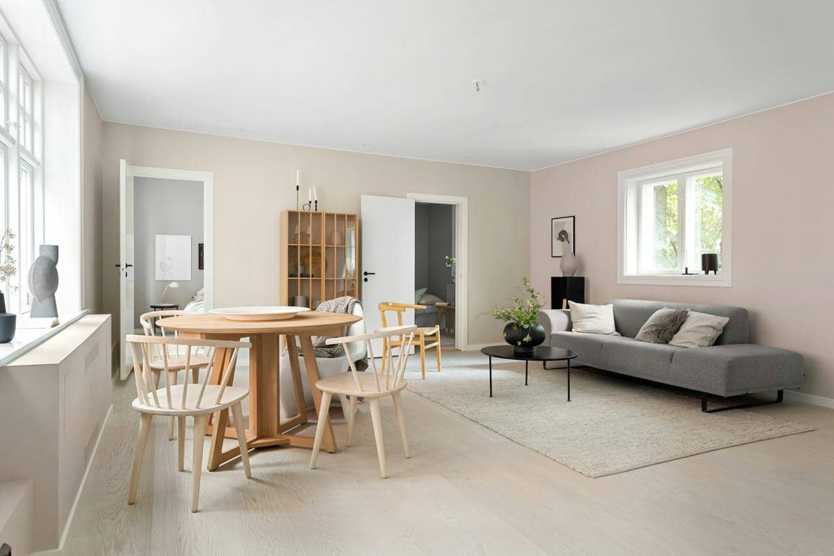 https://unsplash.com/id/foto/ruang-tamu-yang-dipenuhi-dengan-furnitur-dan-meja-txs_wyWEdus