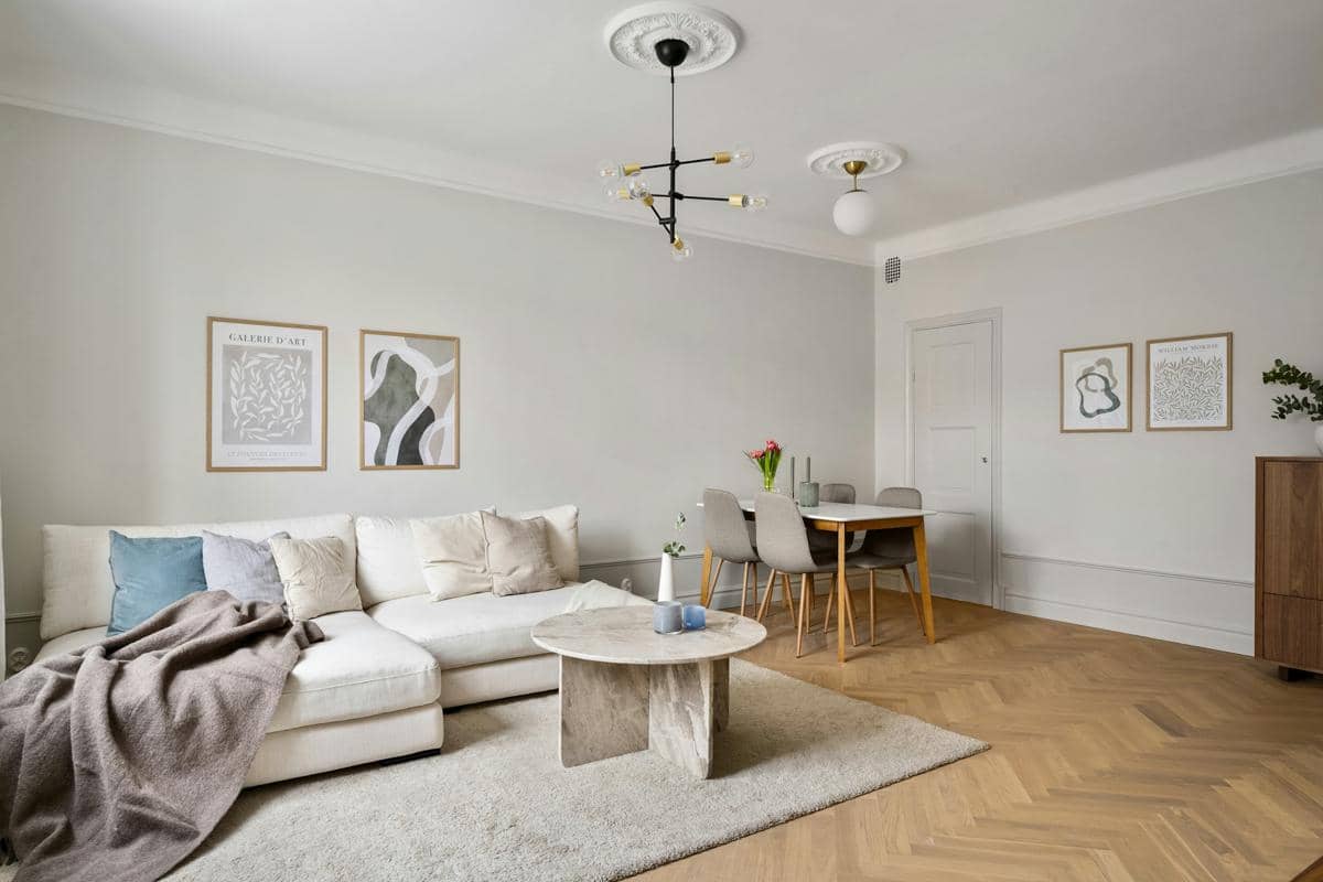https://unsplash.com/id/foto/ruang-tamu-yang-dipenuhi-dengan-furnitur-dan-sofa-putih-bawnhcWC6r0