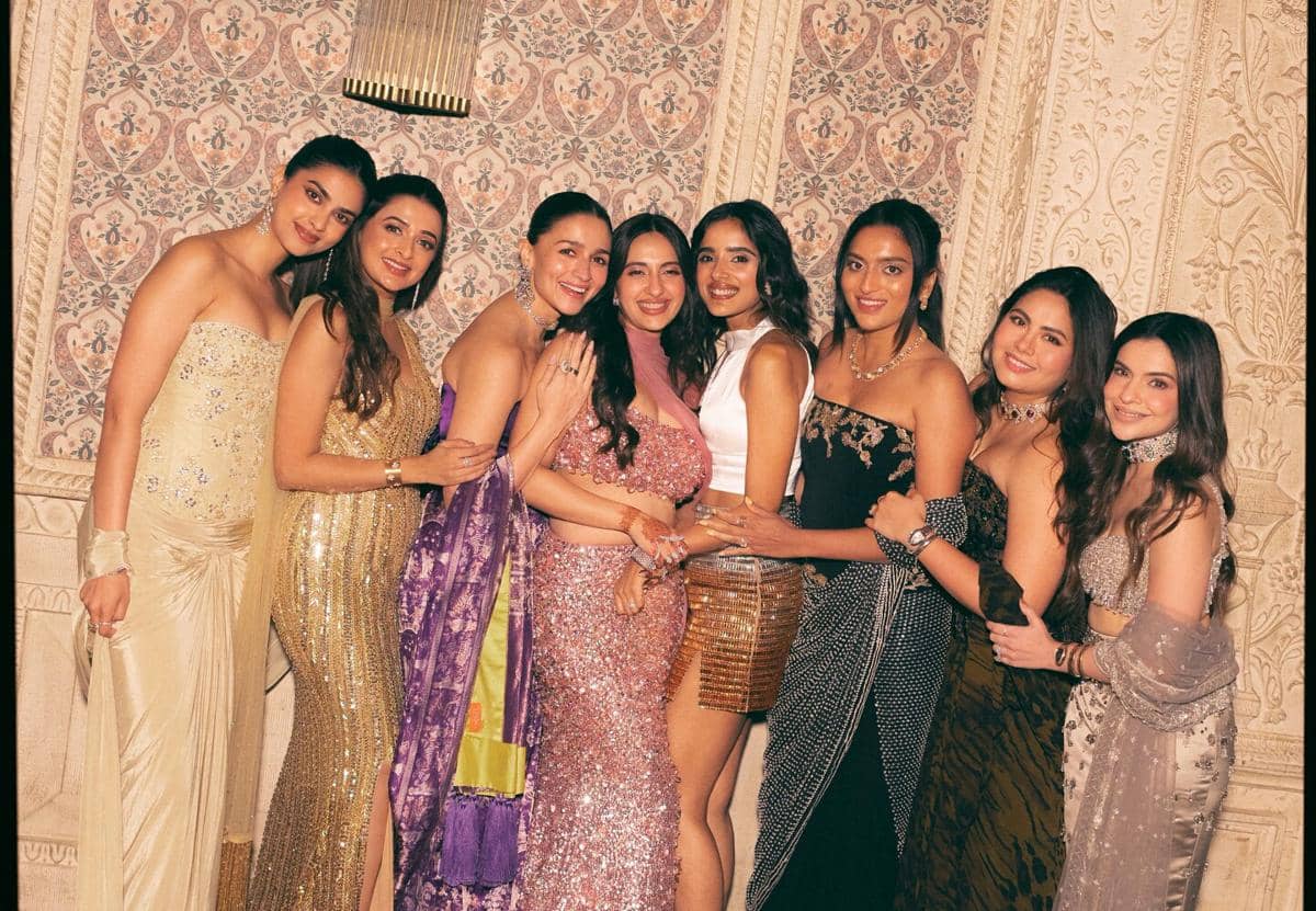 8 Potret Alia Bhatt Jadi Bridesmaid di Pernikahan Akansha Ranjan