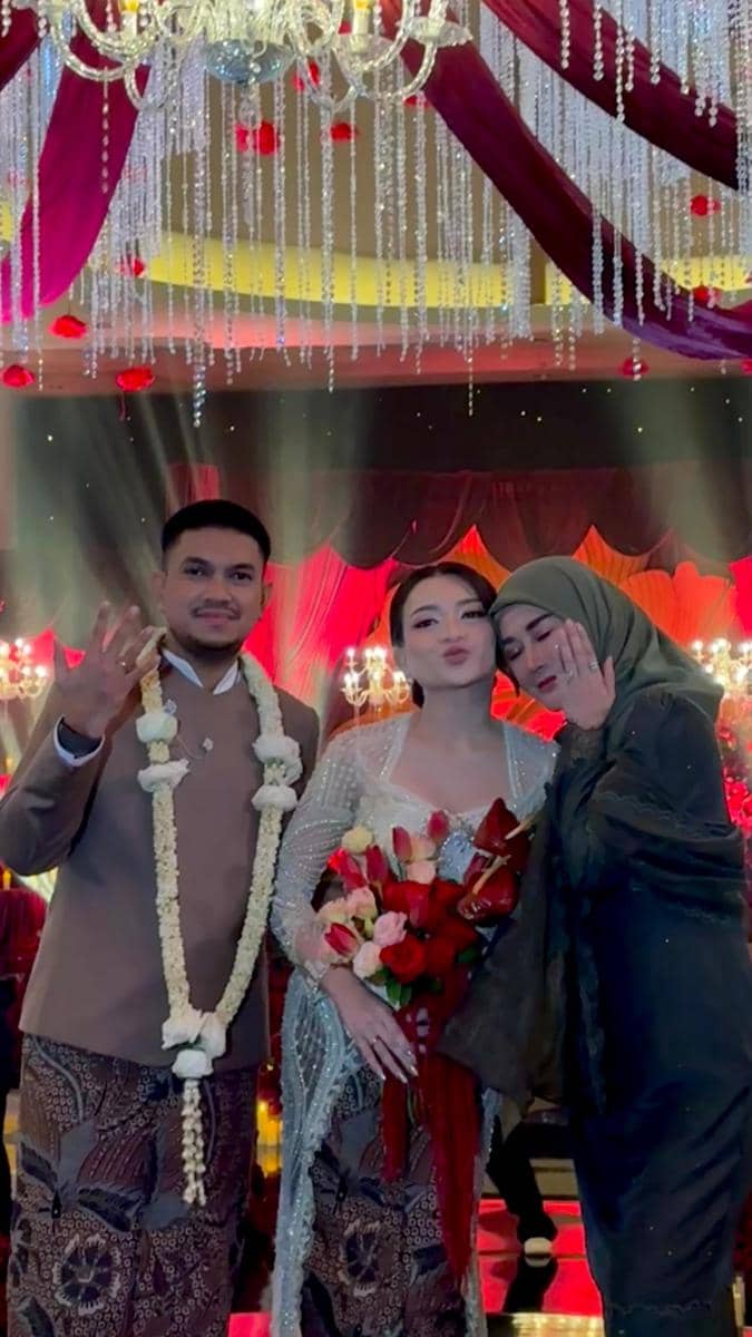 Artis di Akad Pernikahan Nathalie Holshcer dan Aripat (instagram.com/marissyaichareal)