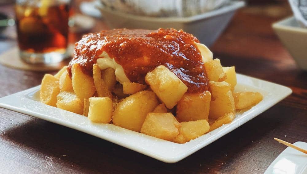 ilustrasi patatas bravas 