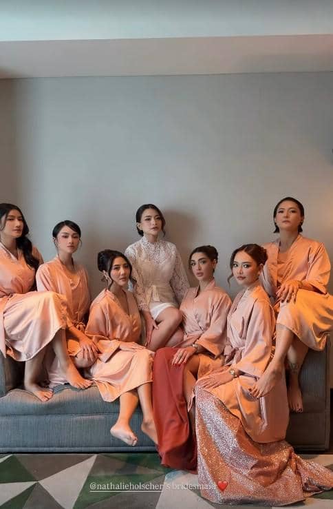 Artis di Akad Pernikahan Nathalie Holshcer dan Aripat (instagram.com/darathevirgin)