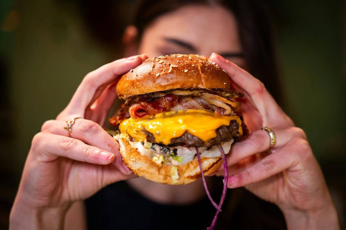 Resep Oklahoma Onion Burger, Burger Viral dengan Bawang yang Manis