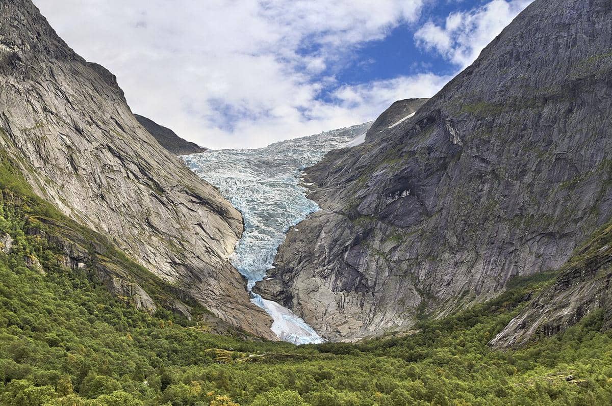 potret Gletser Briksdalsbreen yang merupakan salah satu cabang terkenal dari Gletser Jostedalsbreen