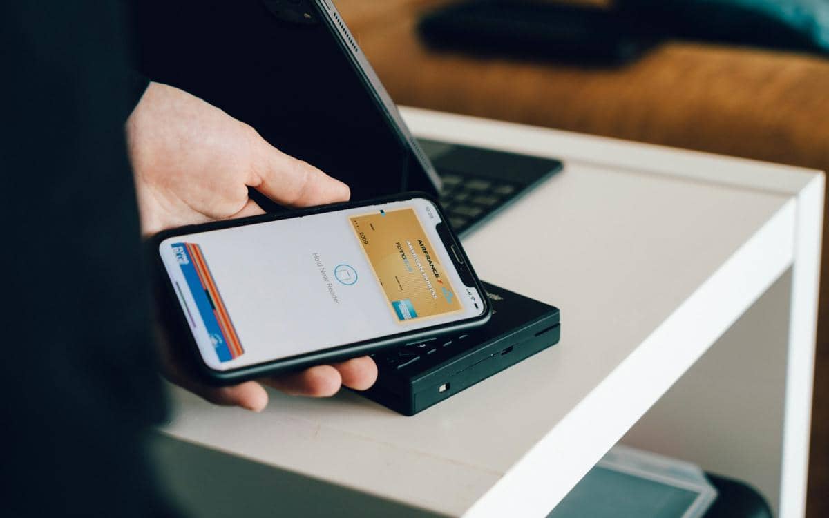 Ilustrasi pembayaran digital menggunakan smartphone dan kartu bank 