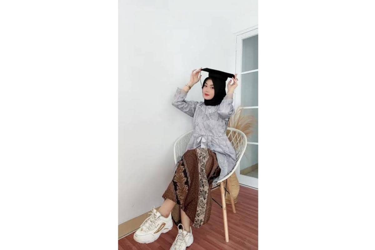 ilustrasi kebaya dengan sneaker