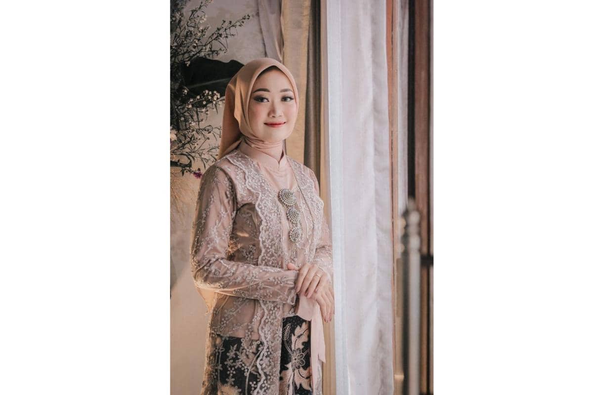 ilustrasi kebaya berwarna pastel menampilkan sisi tenang penggunanya
