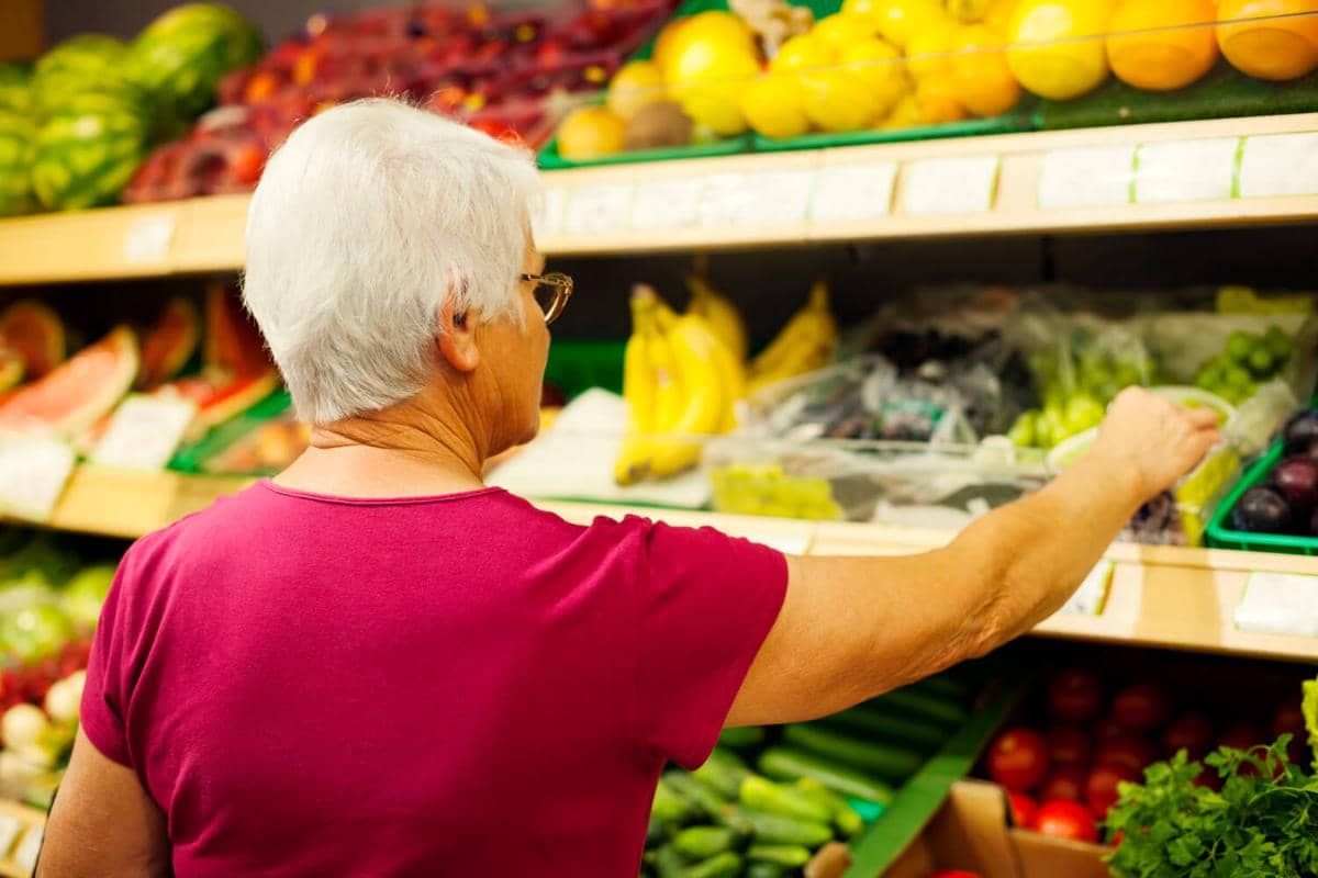 ilustrasi orang tua, lansia, belanja di supermarket