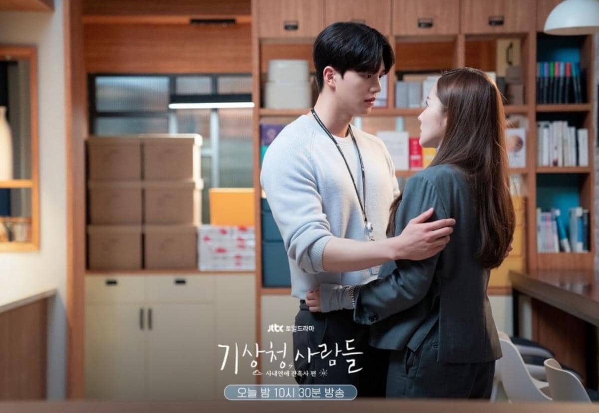 Cuplikan drama Forecasting Love & Weather produksi JTBC, menampilkan adegan dari serial televisi tersebut.