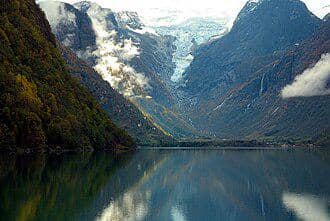 potret panorama Gletser Jostedalsbreen dilhat dari lembah
