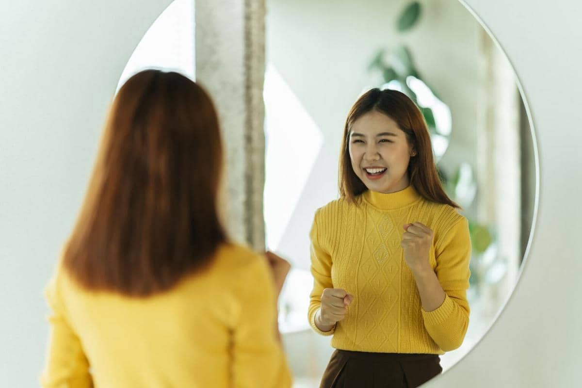 ilustrasi self image, self improvement, bercermin, semangat, motivasi