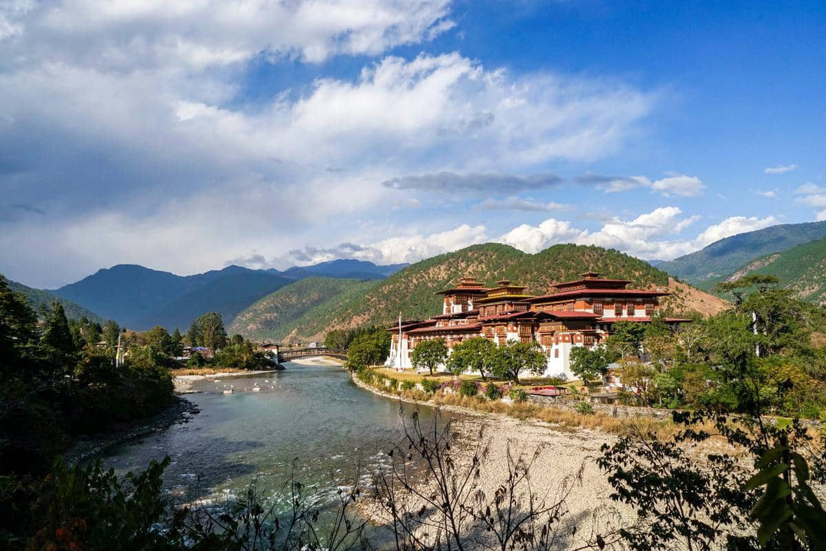 Punakha Dzong berdiri di pertemuan dua sungai