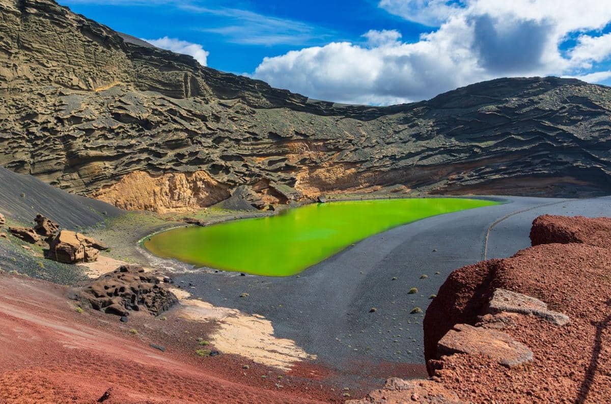Laguna Hijau atau El Golfo, yang terletak di pulau Lanzarote di Kepulauan Canary, Spanyol.