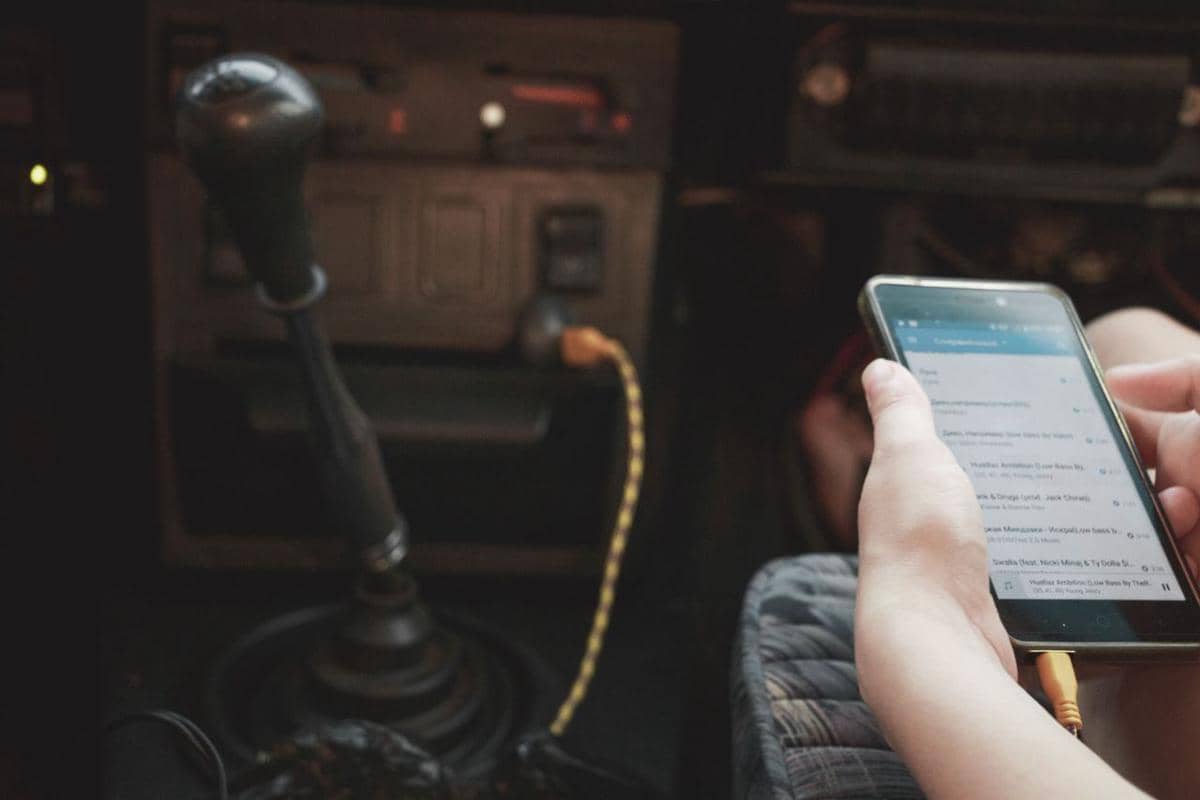 5 Dampak Charger HP di Port Mobil pada Aki, Bikin Cepat Tekor?