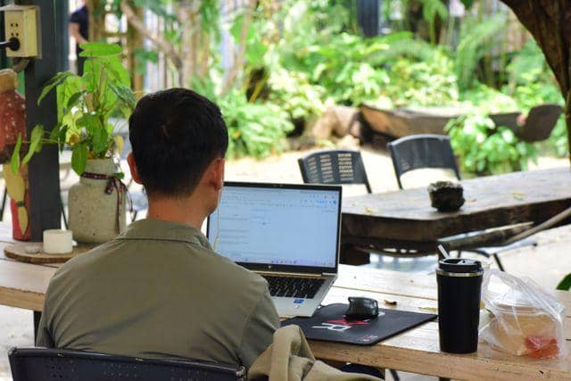 Ilustrasi membagikan puisi melalui internet