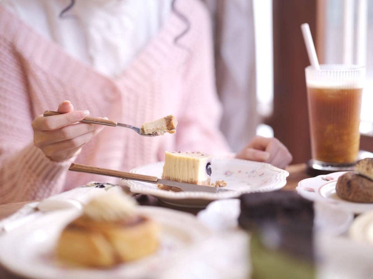 ilustrasi menikmati iceberg cheesecake