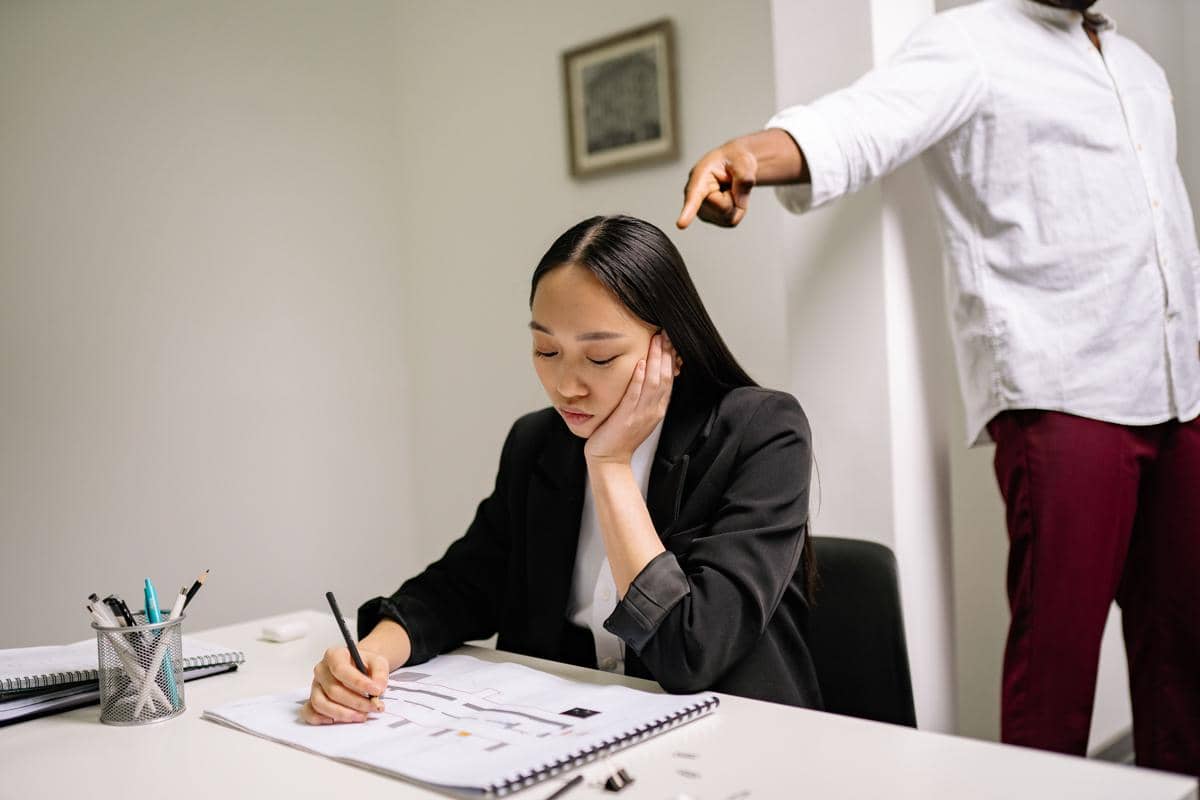 5 Cara Merespons dengan Tegas Microaggression di Tempat Kerja