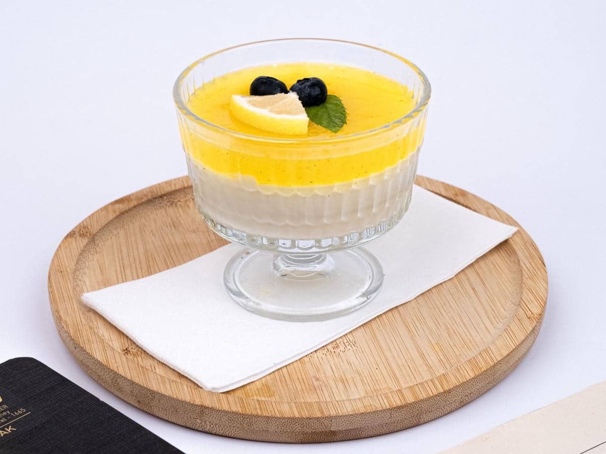 ilustrasi panna cotta lemon