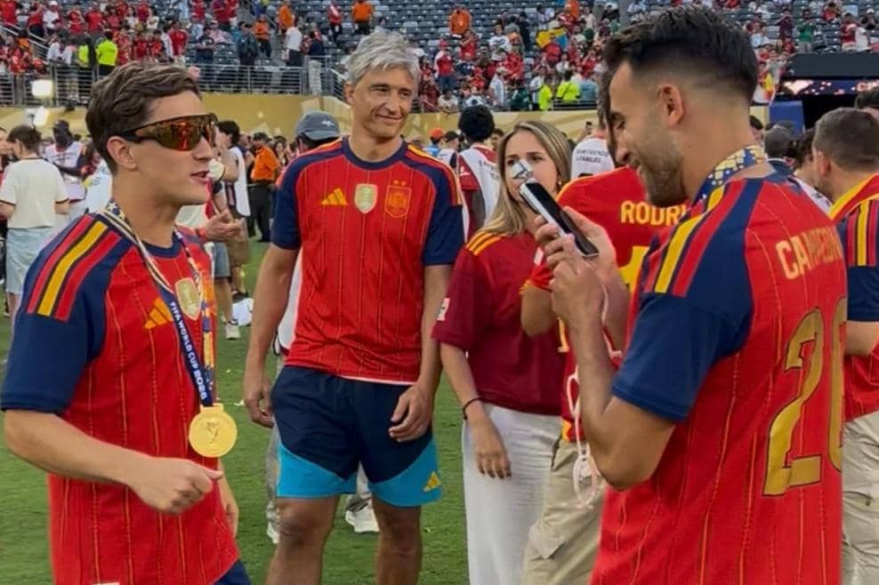Bek timnas Spanyol, Eric Garcia, menggunakan HONOR Robot Phone 