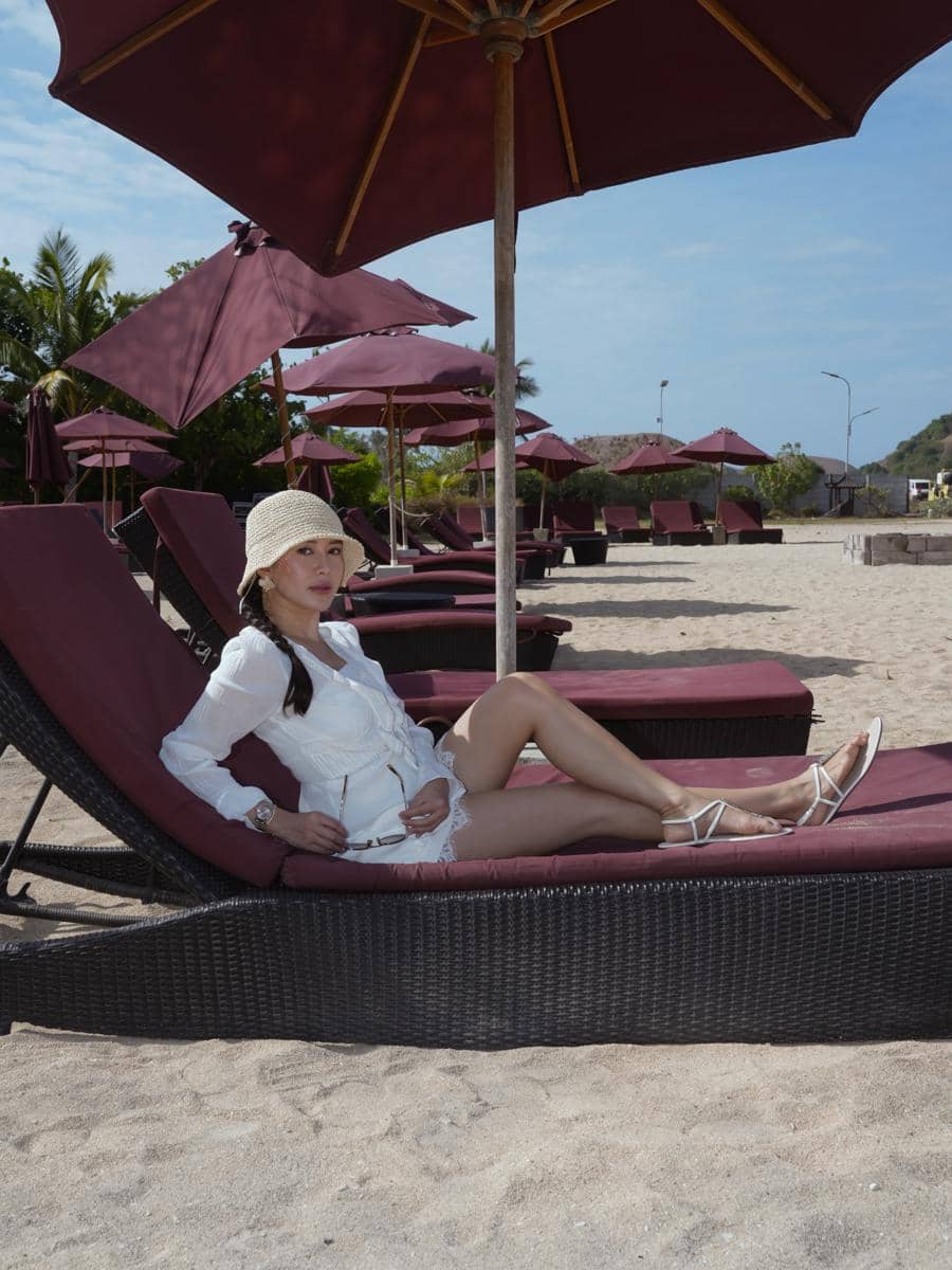 Merdi Octavia liburan di Pantai Kuta, Mandalika