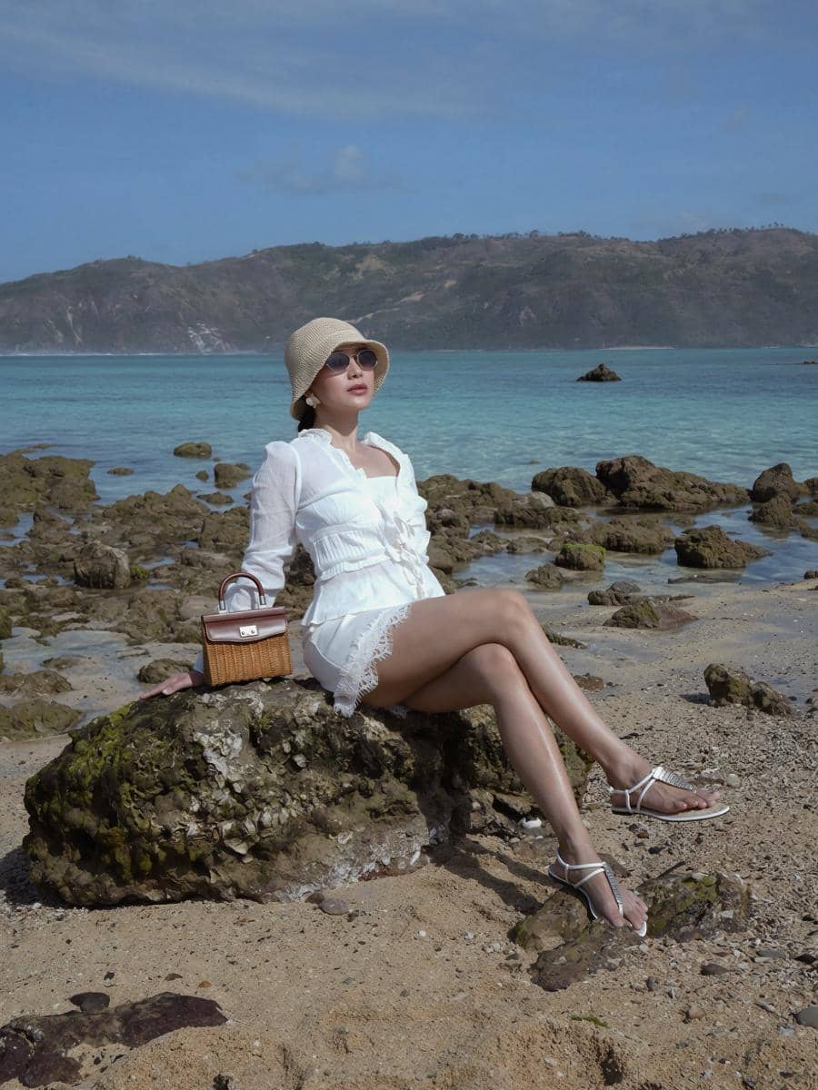 Merdi Octavia liburan di Pantai Kuta, Mandalika