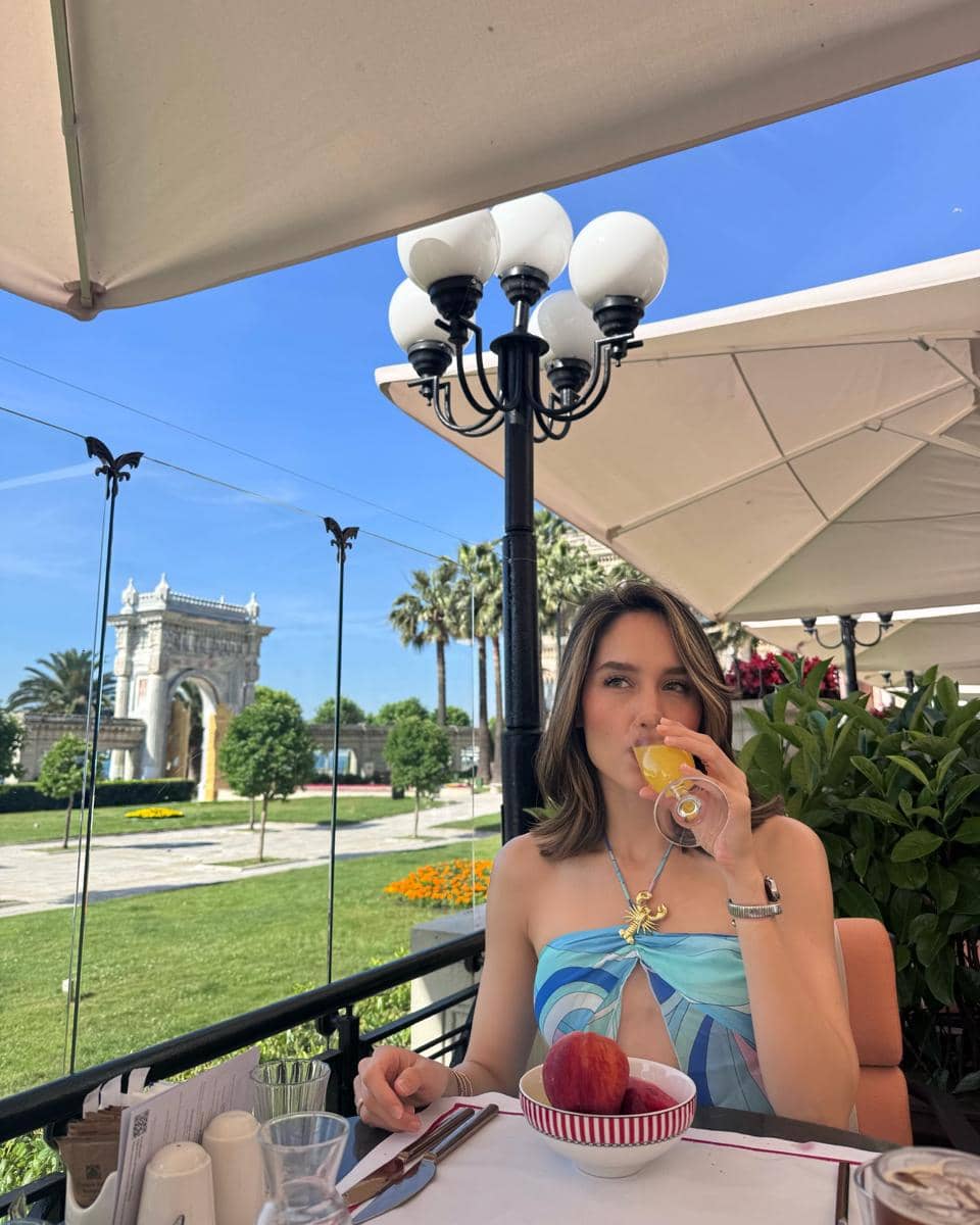 Cinta Laura menikmati keindahan Selat Bosporus