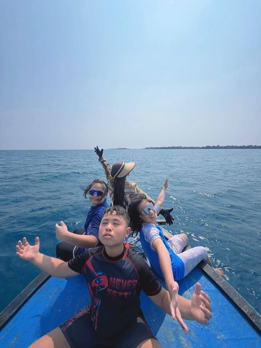 Ria Ricis dan keponakan liburan di Kepulauan Seribu