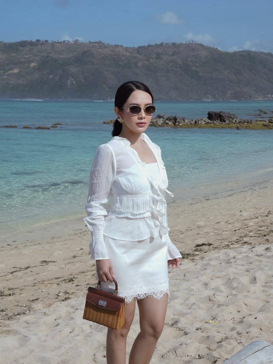 Merdi Octavia liburan di Pantai Kuta, Mandalika