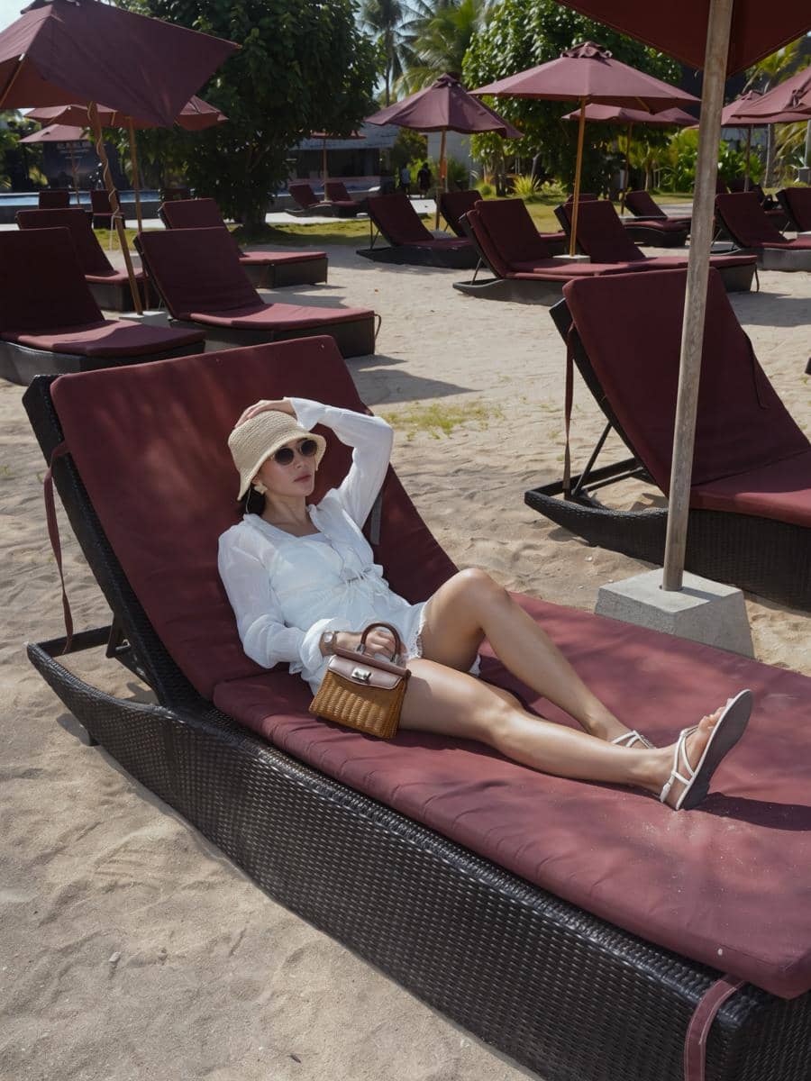 Merdi Octavia liburan di Pantai Kuta, Mandalika