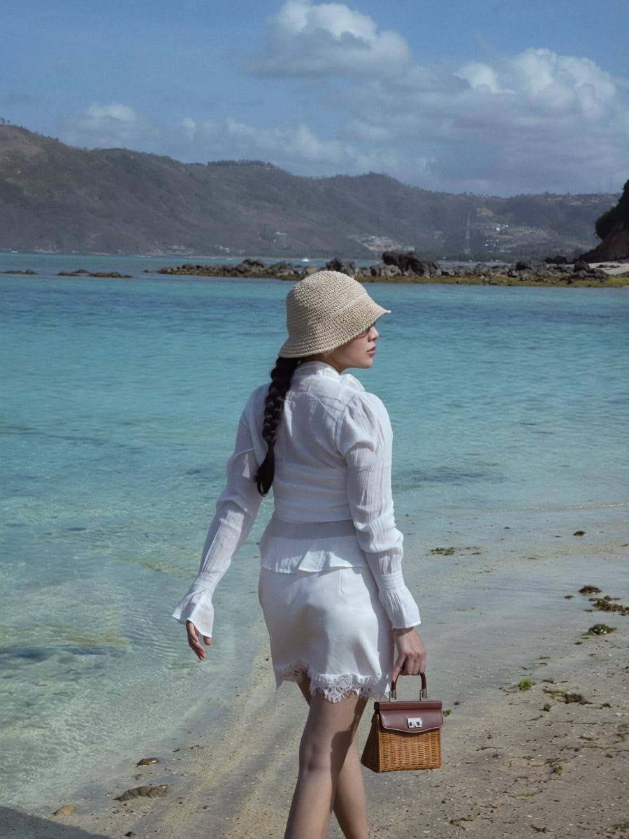 Merdi Octavia liburan di Pantai Kuta, Mandalika