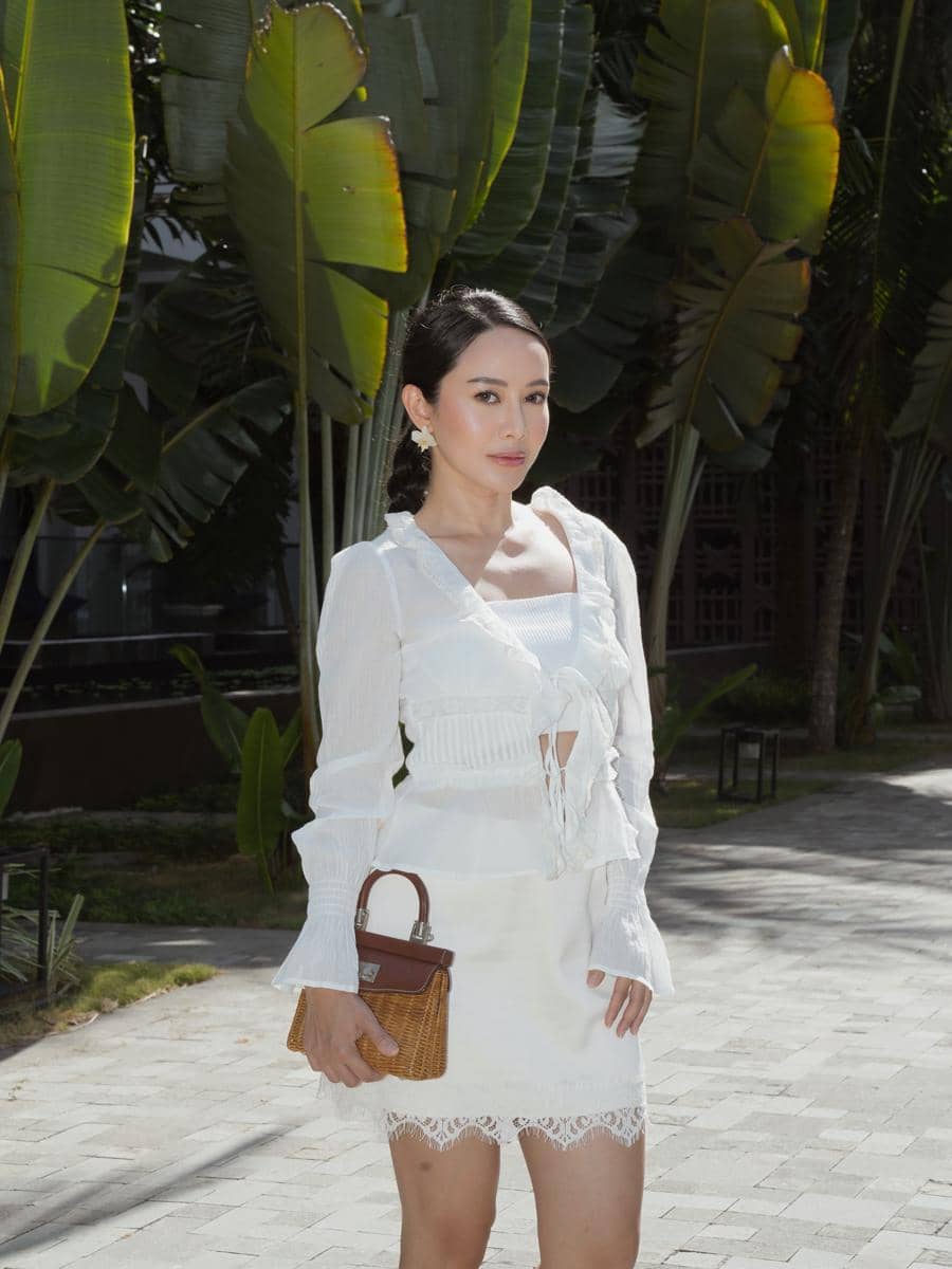Merdi Octavia liburan di Pantai Kuta, Mandalika