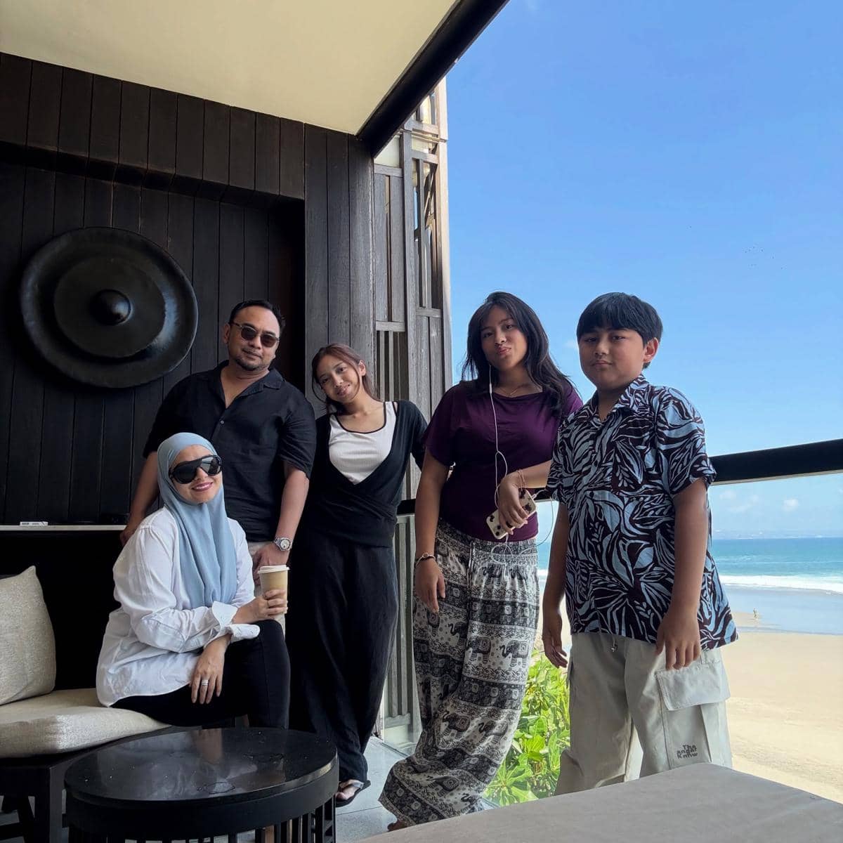Inspirasi OOTD keluarga Meisya Siregar dan Bebi Romeo