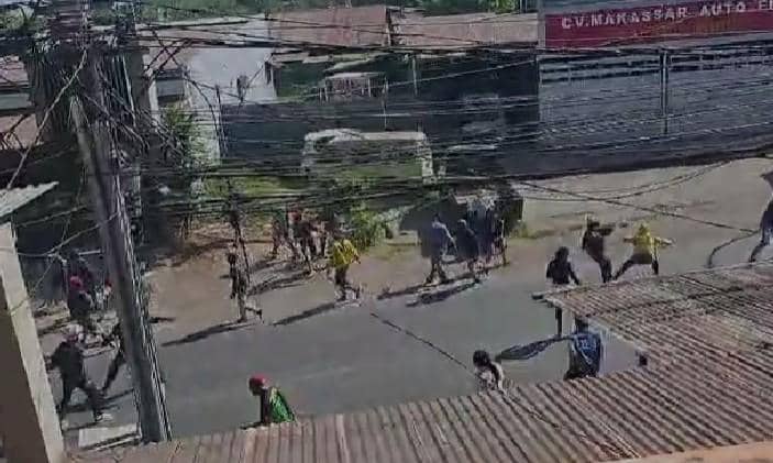 Tangkapan layar video kericuhan yang terjadi saat proses pengukuran tanah atau konstatering di Jalan Ujung Bori, Kecamatan Manggala, Kota Makassar, Sulawesi Selatan, diwarnai kericuhan, Selasa (21/7/2026).