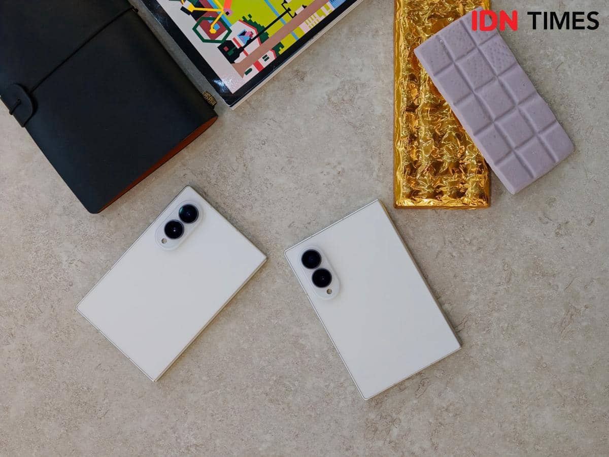 Dua unit Samsung Galaxy Z Fold8 berwarna putih diletakkan di atas meja bersama buku catatan hitam dan cokelat berbungkus emas.