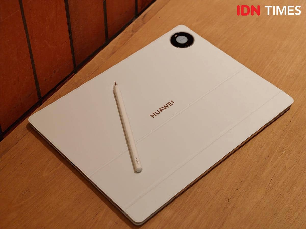 Tablet HUAWEI MatePad Pro Max berwarna putih dengan stylus diletakkan di atas meja kayu, menampilkan desain elegan dan minimalis.