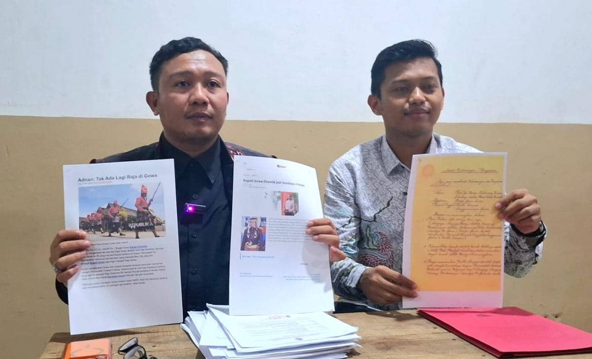 Kuasa Hukum Putra Mahkota Kerajaan Gowa, Wawan Nur Rewa, dalam konferensi pers di Kota Makassar, Selasa (21/7/2026) malam. (IDN Times/Darsil