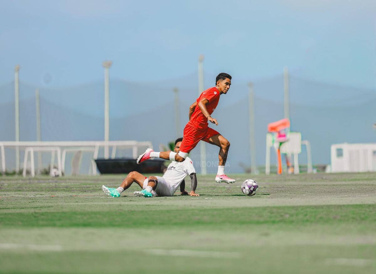 Pemain Timnas Indonesia mengenakan seragam merah beraksi di lapangan saat latihan di Bali United Training Center.