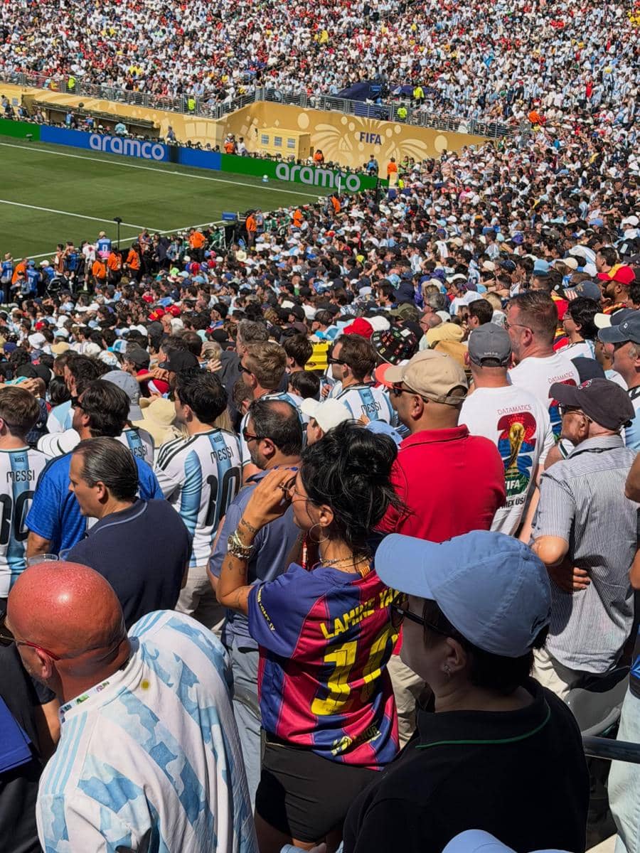 Penonton memenuhi stadion menyaksikan final Piala Dunia 2026, sebagian besar mengenakan jersey Argentina di tribun yang padat.