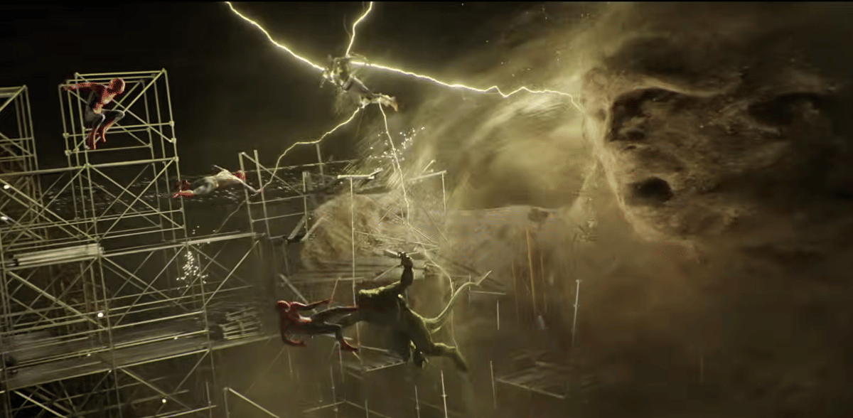 Tiga Spider-Man bertarung melawan para penjahat di tengah struktur logam dan badai pasir dalam adegan film Spider-Man: No Way Home.