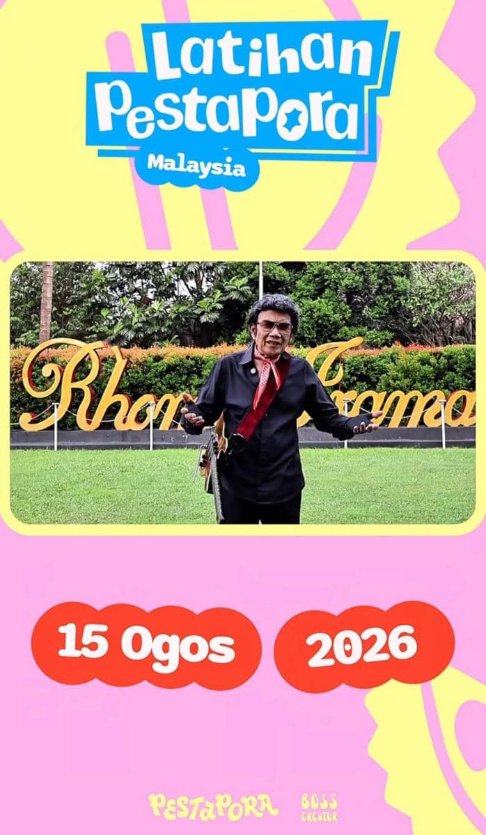 Seorang pria berdiri di taman dengan tulisan besar di belakangnya, mengenakan kemeja hitam dan syal merah dalam poster Latihan Pestapora Malaysia 2026.