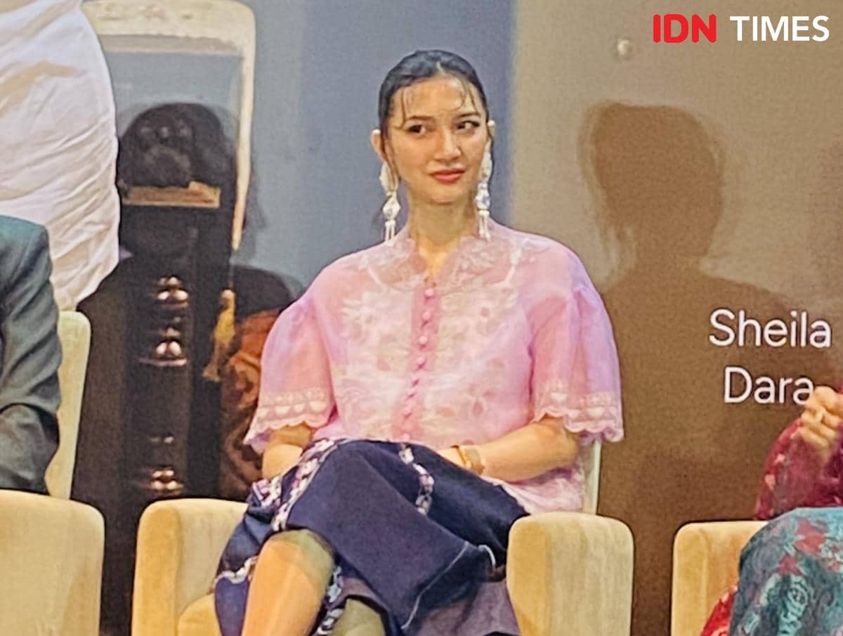 Sheila Dara Ungkap Kenangan Kebaya Oranye yang Dipakai saat Lamaran