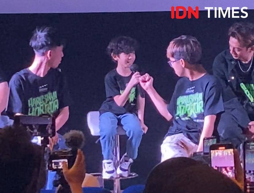 Beberapa pemain film Harusnya Horror mengenakan kaus hitam dengan logo film saat konferensi pers di Plaza Senayan, Jakarta.