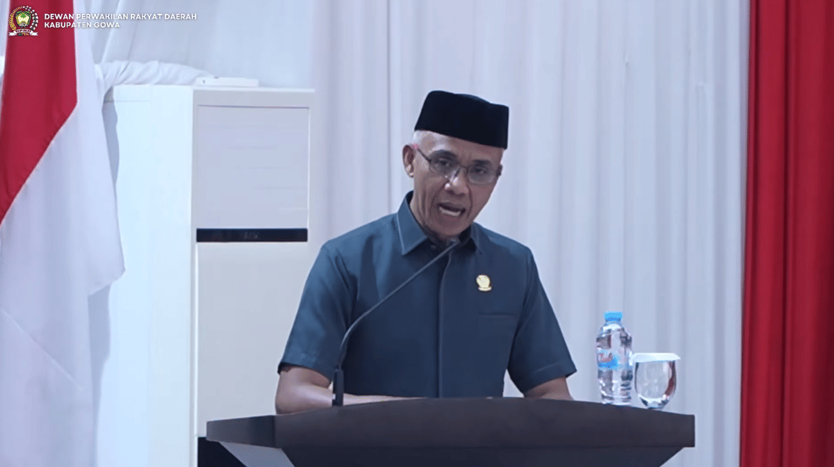 Ketua Panitia Khusus Hak Angket DPRD Kabupaten Gowa Kasim Sila menyampaikan laporannya dalam Sidang Paripurna DPRD Gowa, Rabu (22/7/2026). (