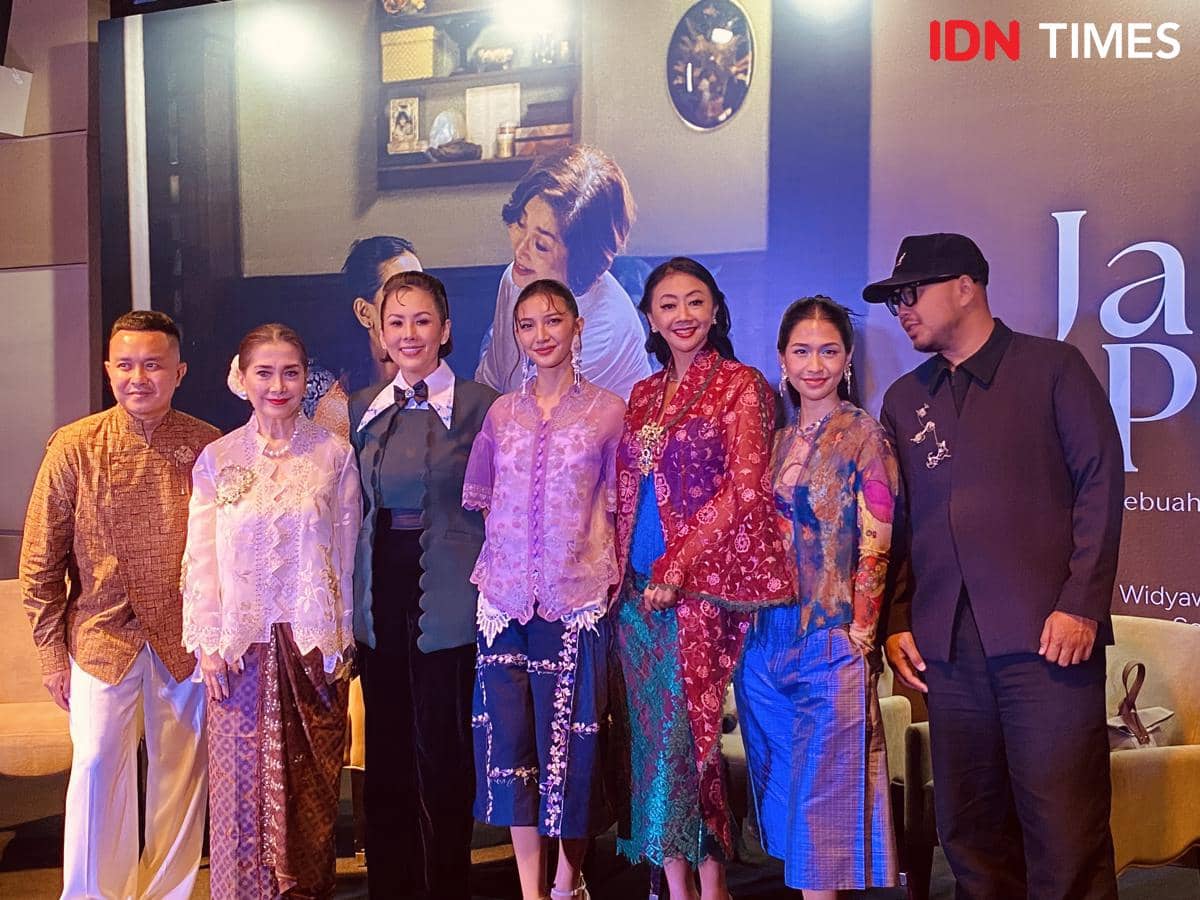 Para pemain dan kru film pendek Jalan Pulang berpose bersama dalam konferensi pers di XXI Plaza Indonesia, Jakarta, mengenakan busana tradisional modern.